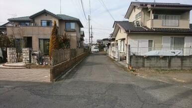 前面道路（南東から北西へ）