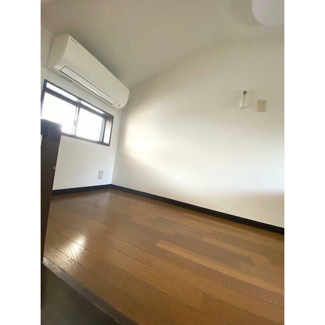 窓、エアコン付きの４帖ロフト