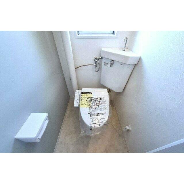 トイレ内もリフォーム済み。便器や温水洗浄便座も新調しました。