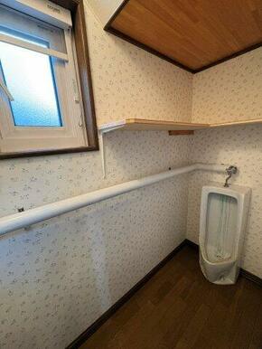 トイレにも窓が設置されており明り取りの他、外気による喚起可能♪ 1階には、男性専用トイレも設置されてい