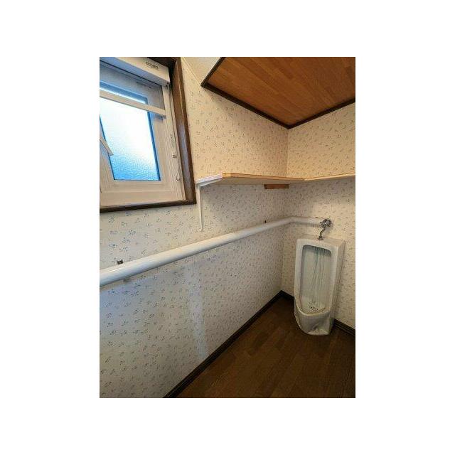 トイレにも窓が設置されており明り取りの他、外気による喚起可能♪ 1階には、男性専用トイレも設置されてい