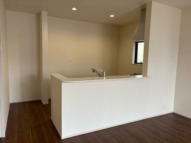 家具のデザインや配置でリビングの印象は大きく変わります。ぜひ自分の感性に合う空間を（2号棟）