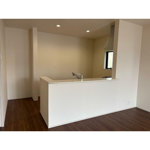 家具のデザインや配置でリビングの印象は大きく変わります。ぜひ自分の感性に合う空間を（2号棟）