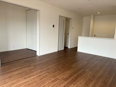 家具の配置で個性が光るリビング（2号棟）