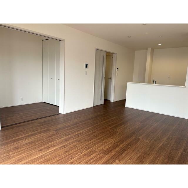 家具の配置で個性が光るリビング（2号棟）