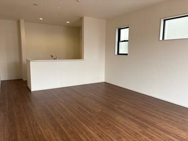 家具のデザインや配置でリビングの印象は大きく変わります。ぜひ自分の感性に合う空間を（2号棟）