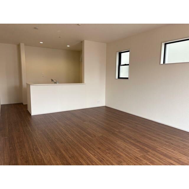 家具のデザインや配置でリビングの印象は大きく変わります。ぜひ自分の感性に合う空間を（2号棟）