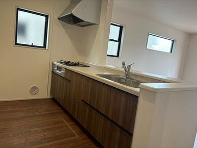 料理しながらリビングに目配せしやすいカウンターキッチンは子育て世代や介護中のご家庭にもおすすめ（2号棟）