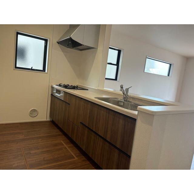 料理しながらリビングに目配せしやすいカウンターキッチンは子育て世代や介護中のご家庭にもおすすめ（2号棟）