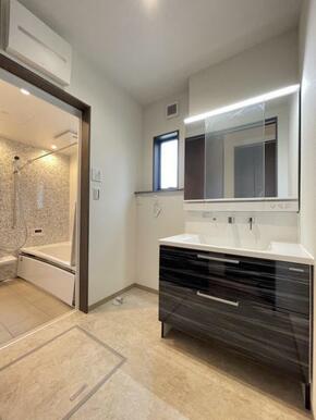 ワイドな洗面化粧台で、朝の準備も快適。毎日の洗濯や入浴時にも大活躍、清潔感のある洗面スペース＾＾