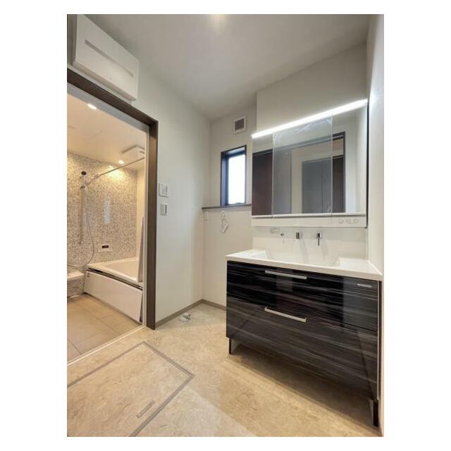 ワイドな洗面化粧台で、朝の準備も快適。毎日の洗濯や入浴時にも大活躍、清潔感のある洗面スペース＾＾