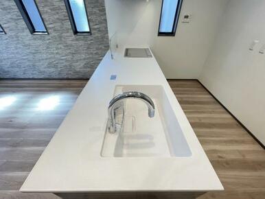 空間を隔てず家族の顔が良く見えるIHキッチン。フラットなつくりで作業や掃除もラクラク＾＾