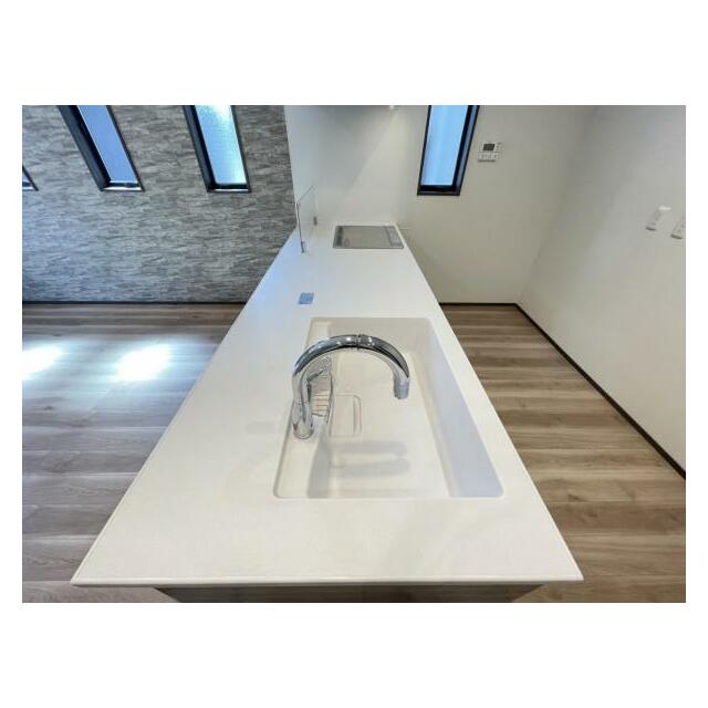 空間を隔てず家族の顔が良く見えるIHキッチン。フラットなつくりで作業や掃除もラクラク＾＾