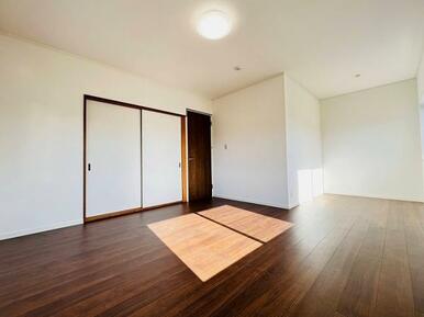「2階南西洋室」約10帖の広さで、隣の和室とつなげることができます。