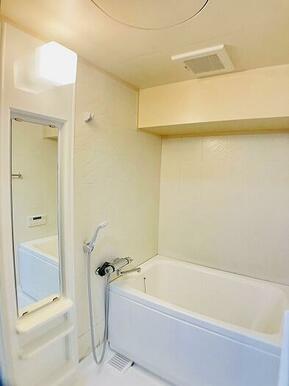 浴槽・キャビネット塗装、床シート貼、扉・水栓交換、コーキング補修済みです。