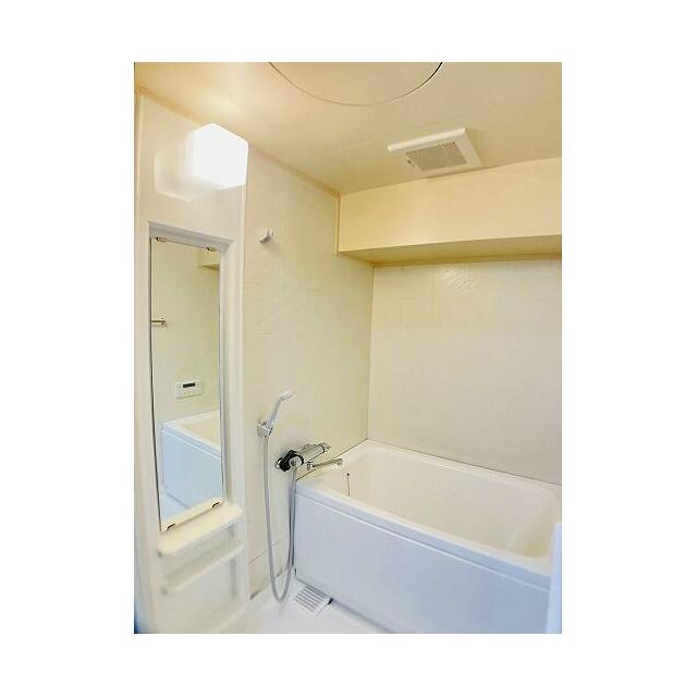 浴槽・キャビネット塗装、床シート貼、扉・水栓交換、コーキング補修済みです。