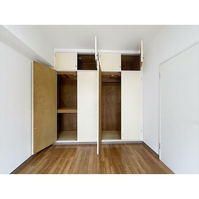 洋間にはそれぞれ収納付きで助かります