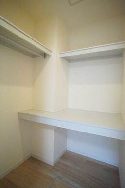 ウォークインクロゼットを採用ハンガーパイプ付きです。