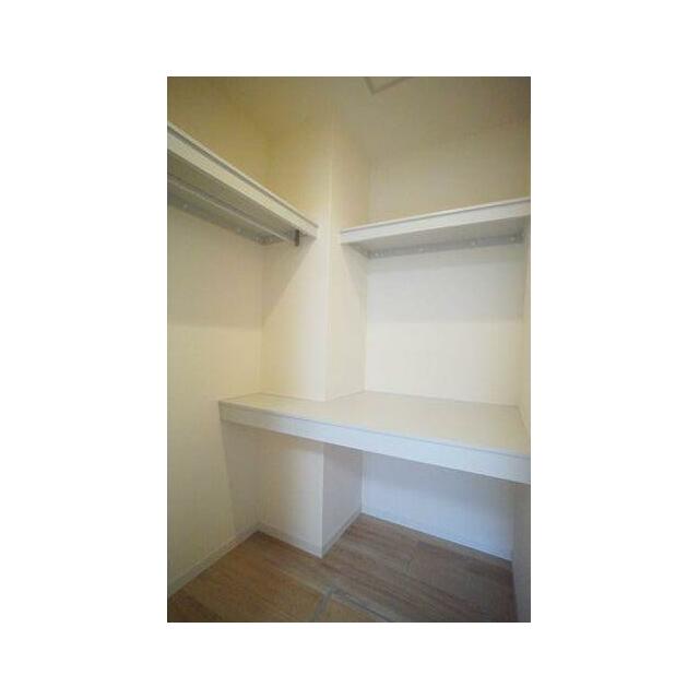 ウォークインクロゼットを採用ハンガーパイプ付きです。