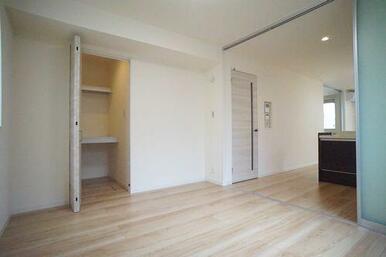 洋室６．４帖　ウォークインクローゼットがございます。