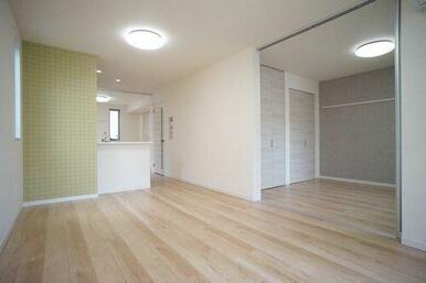 ＬＤＫ　アクセントクロスを採用、対面式キッチンです。