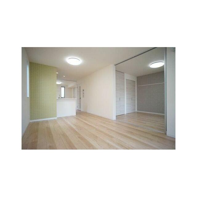 ＬＤＫ　アクセントクロスを採用、対面式キッチンです。