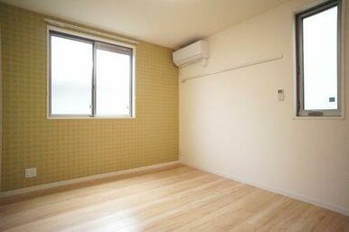 洋室６．４帖　角部屋のため採光が２面ございます。