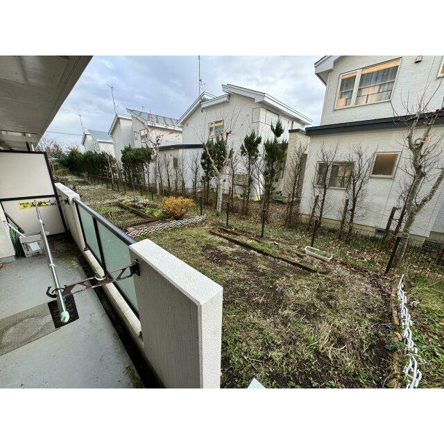 リビング側にバルコニーと専用庭付きです♪