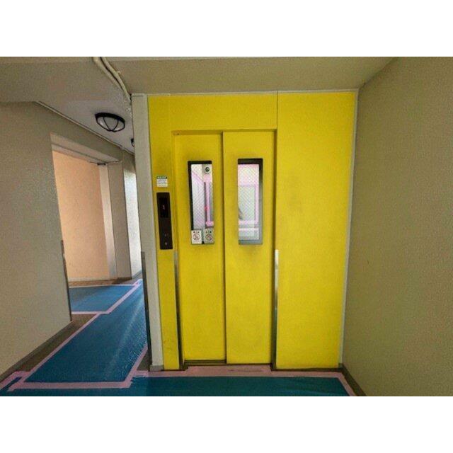 エレベーターは防犯窓付で、中が見えるため緊急時も安心です。2025年6月撮影