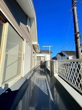 「バルコニー」南東側につき陽当たり良好です。外壁塗装済みです。