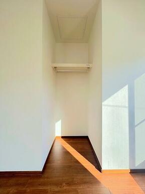 「2階南西側洋室＿約6帖」空間を活かした収納付きです。