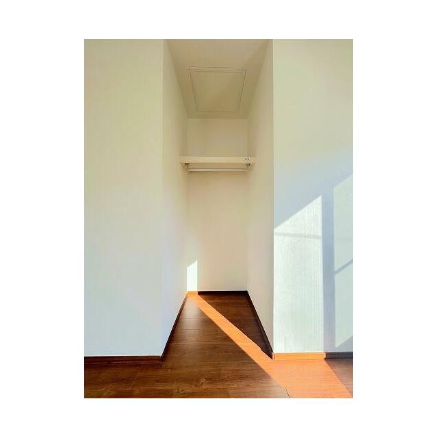 「2階南西側洋室＿約6帖」空間を活かした収納付きです。