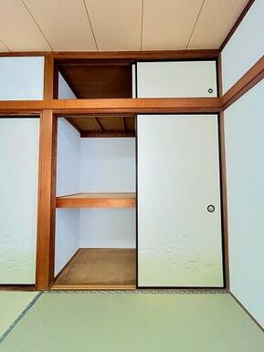 「2階和室＿約６帖」空間を活かした収納付きです。