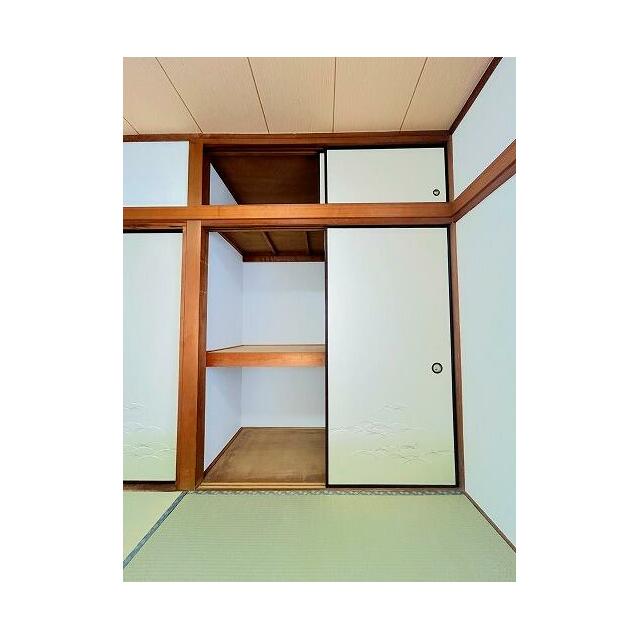 「2階和室＿約６帖」空間を活かした収納付きです。