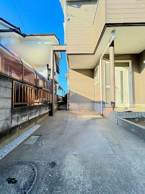 「駐車場」幅約2.6ｍ、奥行き約5.1mです。1台駐車可能です。