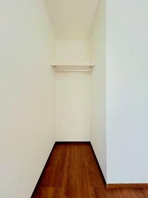 「2階南東側洋室＿約6帖」空間を活かした収納付きです。