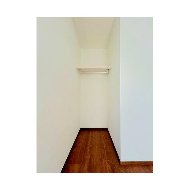 「2階南東側洋室＿約6帖」空間を活かした収納付きです。