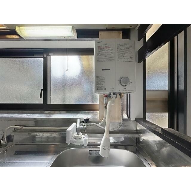 ガス湯沸かし器付きで熱いお湯が供給