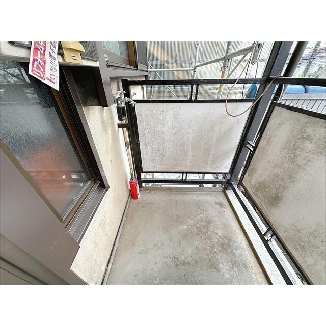 洗濯機は玄関ドアの隣に設置