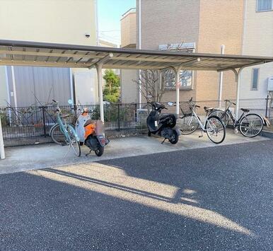 屋根付き駐輪場完備