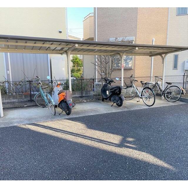屋根付き駐輪場完備