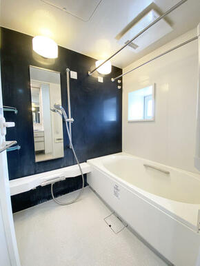 バスルームには窓もあり、自然光だけでなく通気性も快適です。