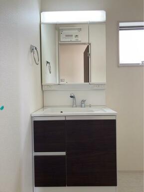 一日の始まりは洗面所から。さぁ顔を洗って気合を入れよう（8号棟）