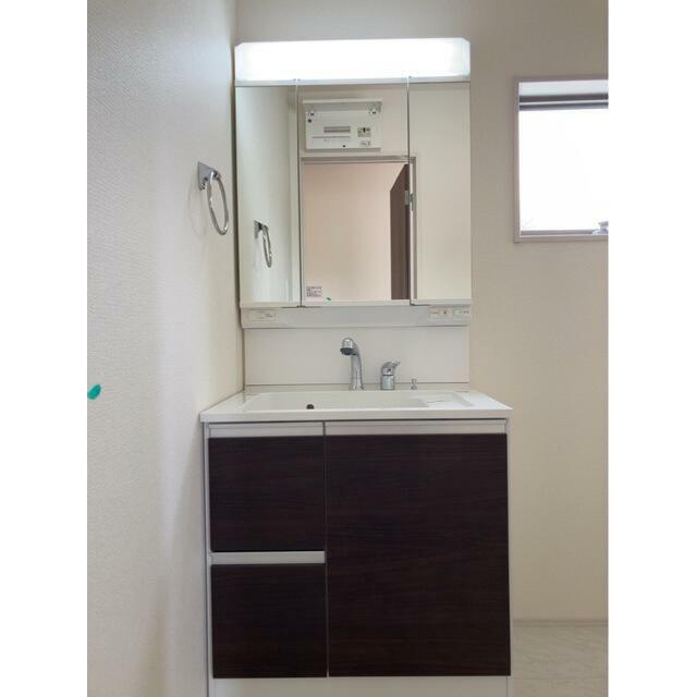 一日の始まりは洗面所から。さぁ顔を洗って気合を入れよう（8号棟）