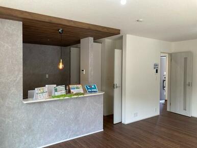 くつろぎスペースとしてはもとより、リビングに学習やテレワークのスペースを設けるご家庭も増えています（3号棟）