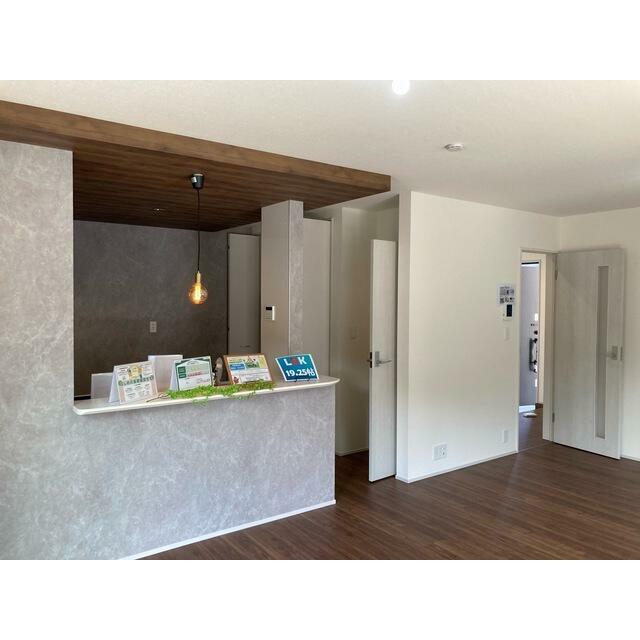 くつろぎスペースとしてはもとより、リビングに学習やテレワークのスペースを設けるご家庭も増えています（3号棟）