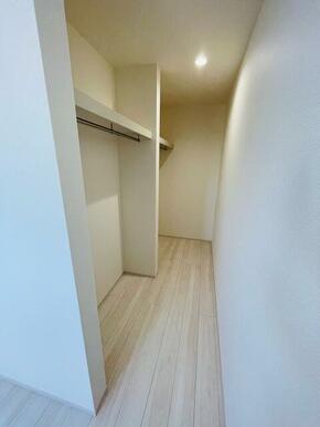 空間の使い方はいろいろ。服だけでなくさまざまなアイテムの収納にも◎（1号棟）