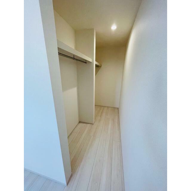 空間の使い方はいろいろ。服だけでなくさまざまなアイテムの収納にも◎（1号棟）