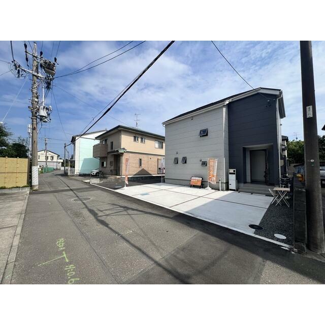 見通しのいい前面道路です。（1号棟）