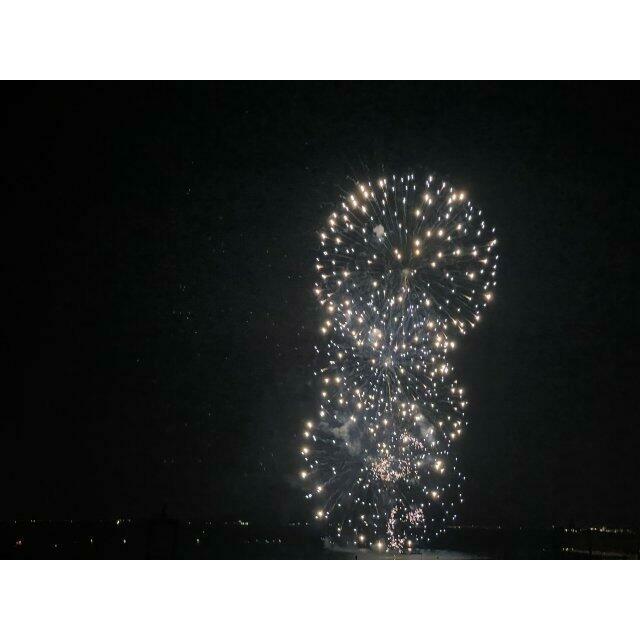 2026年7月撮影、ベランダから見た花火大会